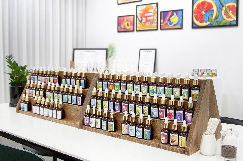 볼름에릭스 조향 아카데미의 다양한 향료와 조향 오르간 실습 환경