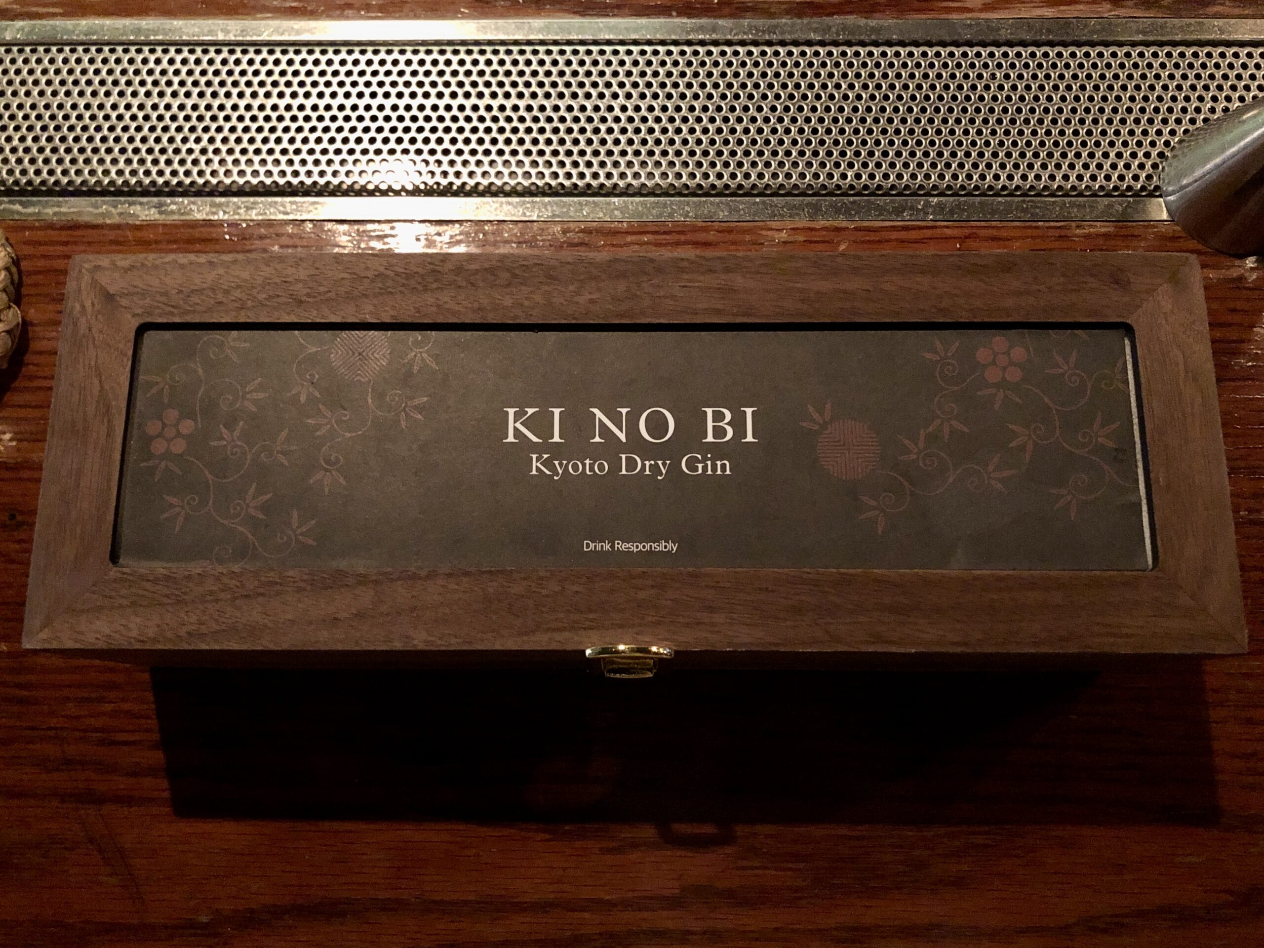 키노비 진과 볼름에릭스 협업 향수 키트 우든 케이스 이미지