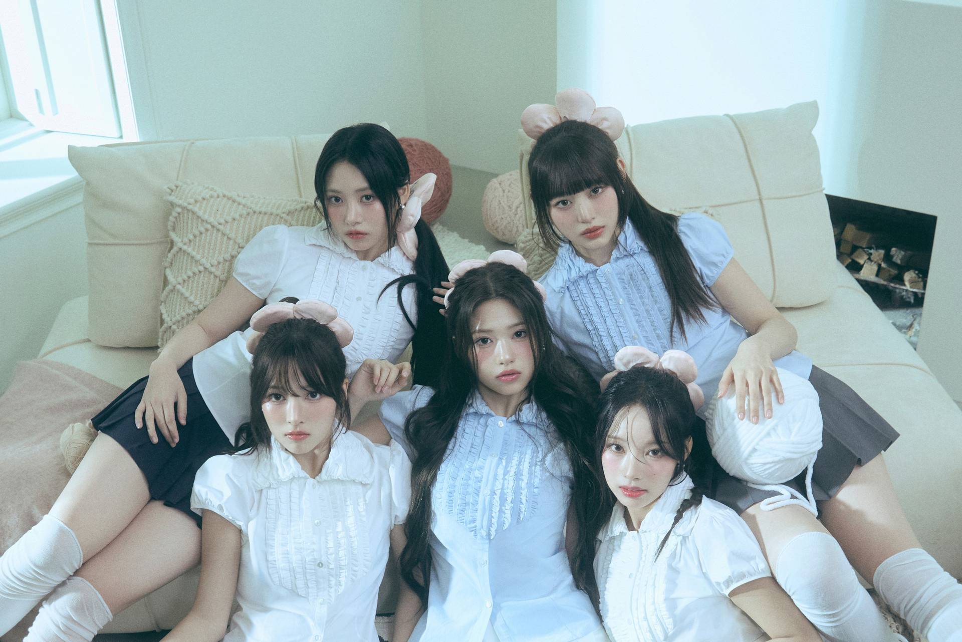 Scene(장면)과 Scent(향)를 결합한 컨셉의 그룹 리센느(RESCENE) 공식 단체 사진