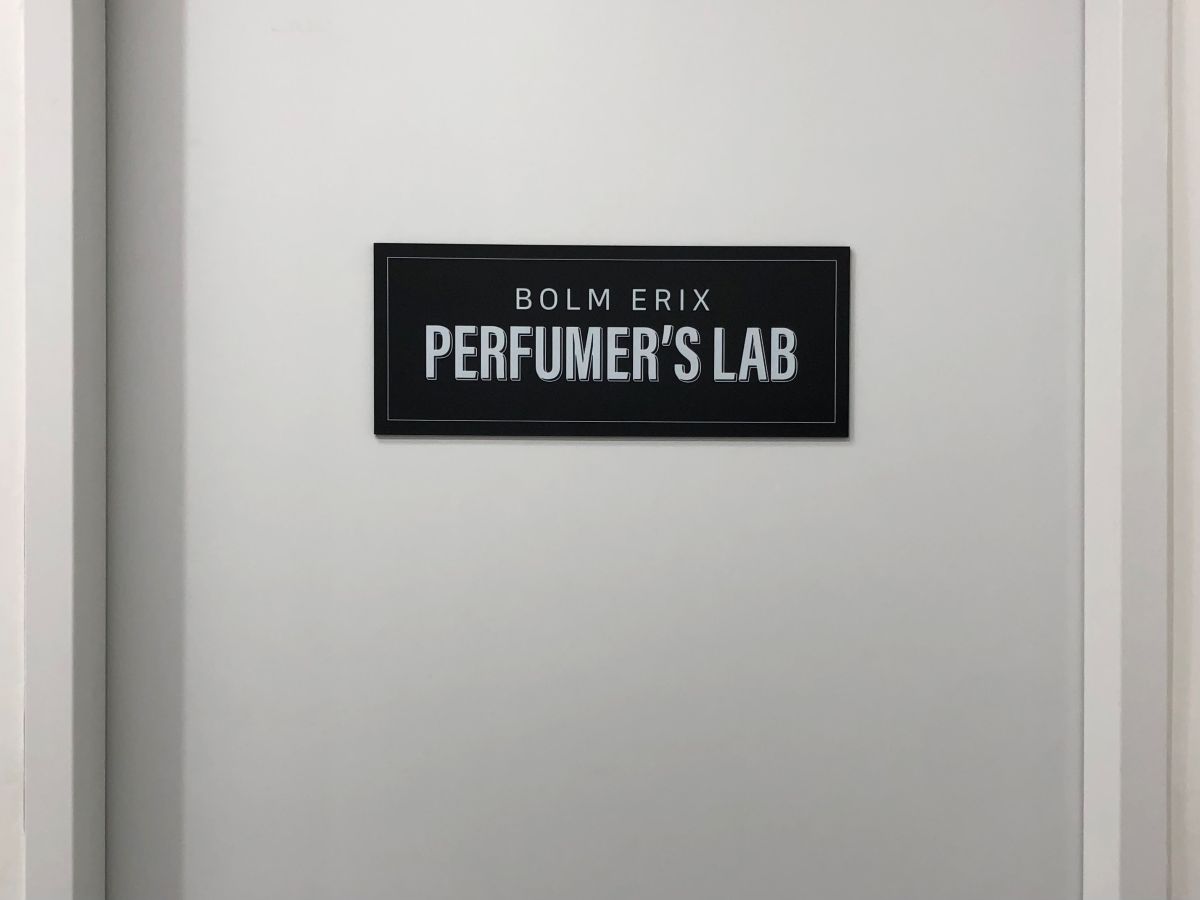 향수공방 입구 흰 문에 걸린 BOLM ERIX PERFUMER'S LAB 블랙 도어 사인